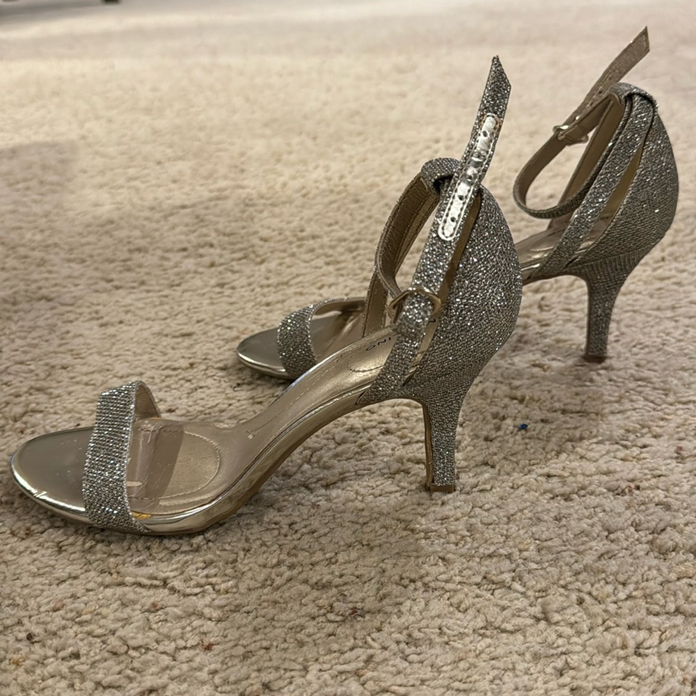 Bandolino sparkly silver dress heels
